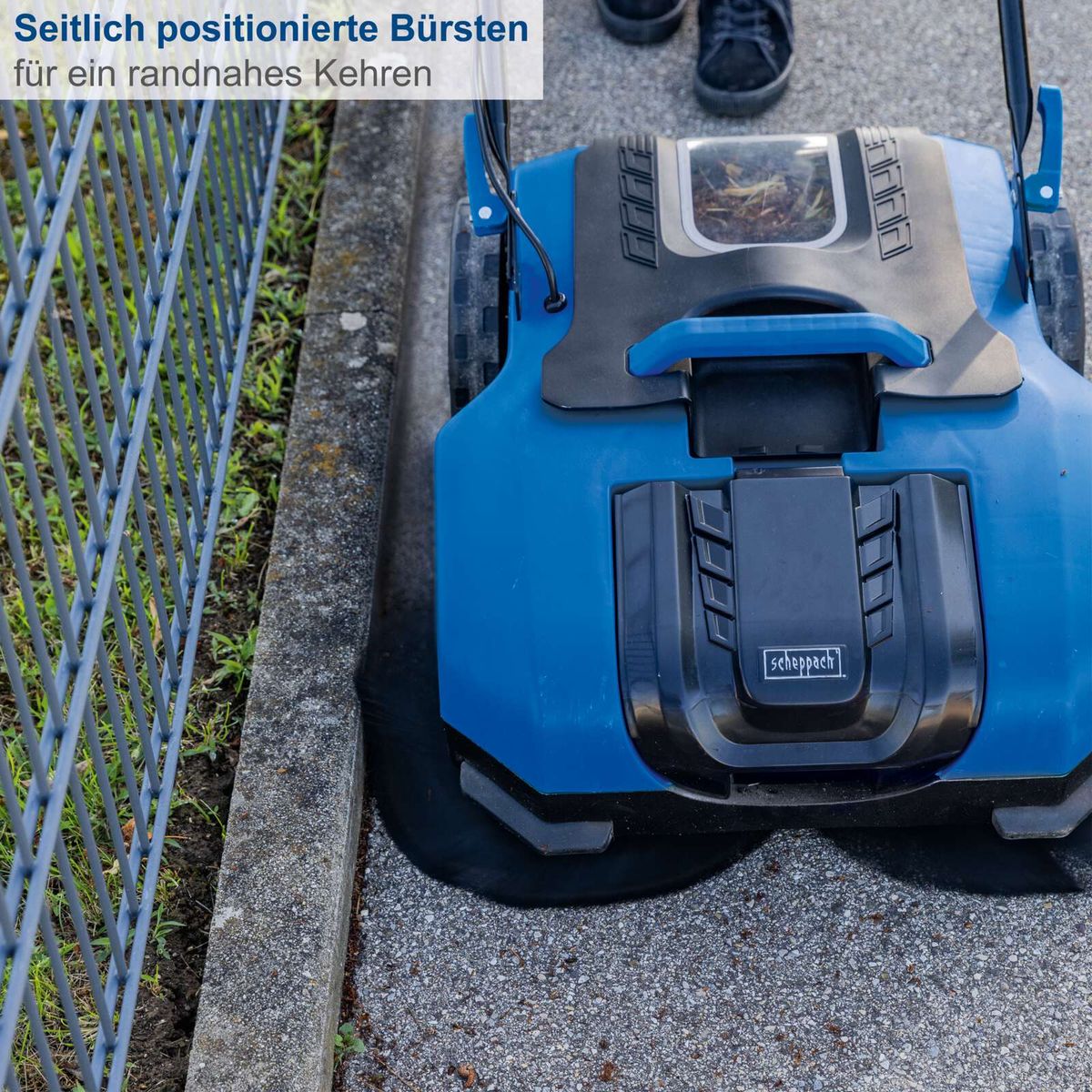 Die Akku-Kehrmaschine C-S610-X von Scheppach verfügt über seitlich positionierte Bürsten für ein randnahes Kehren.