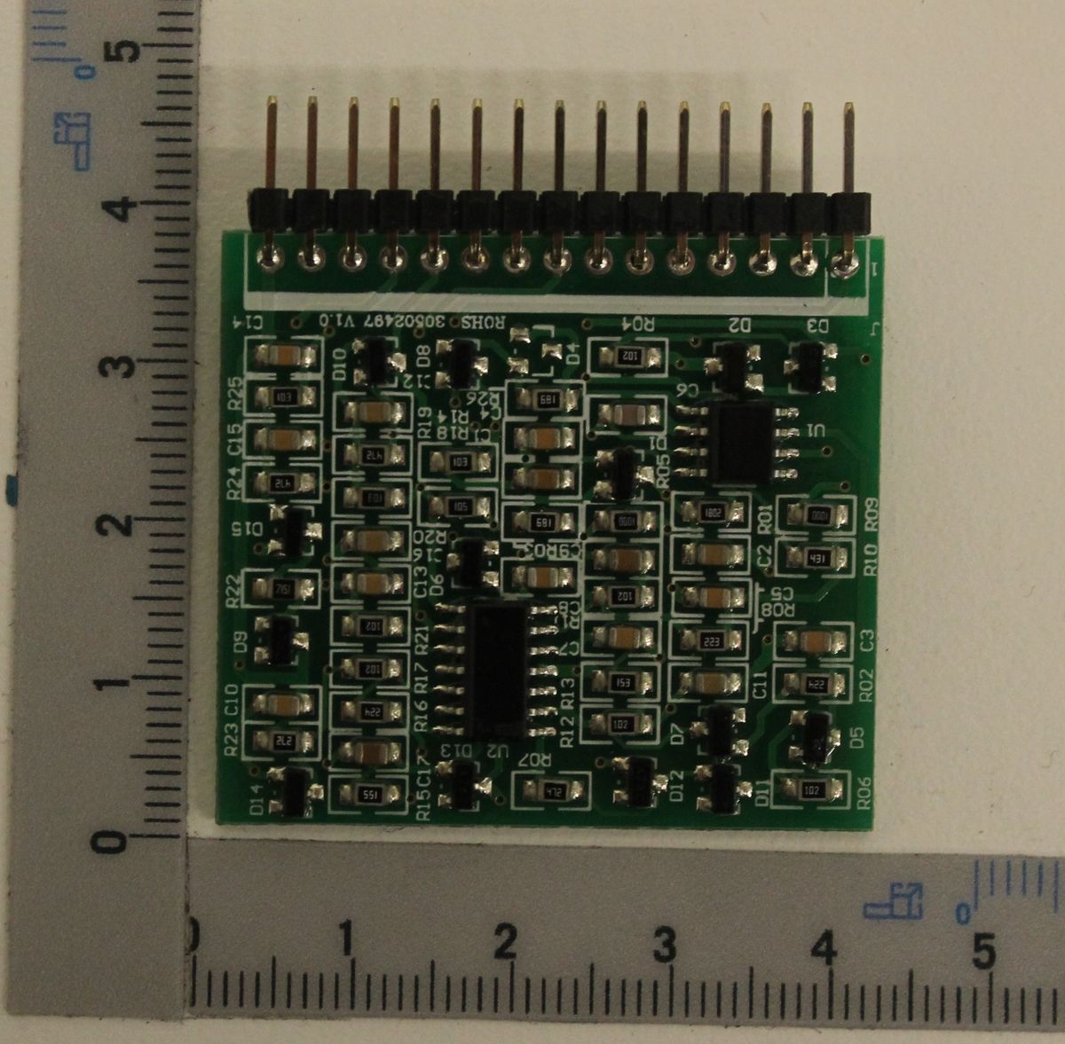 Steuerplatine mit Leiterbahnen und Komponenten für elektronische Schaltung