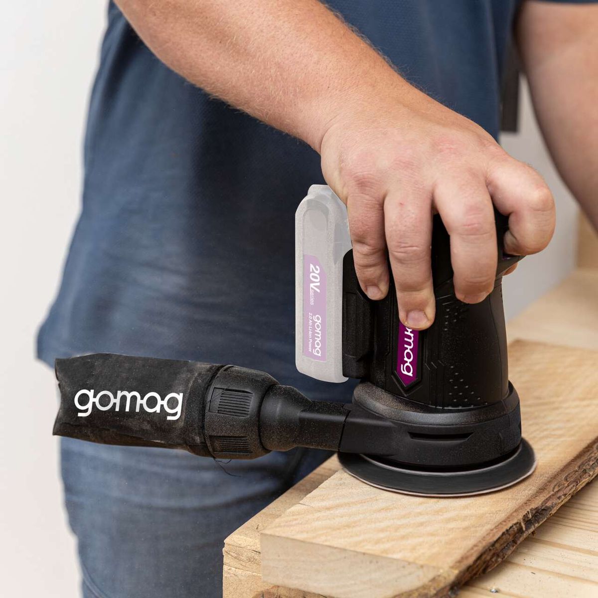 Der Akku-Exzenterschleifer GO-EXS125 gomag verfügt über einen 20V Akku und ein ergonomisches Design für komfortables Arbeiten. Die Handhabung ist einfach und sicher, mit einem Griff für bessere Kontrolle. Ideal für präzises Schleifen.