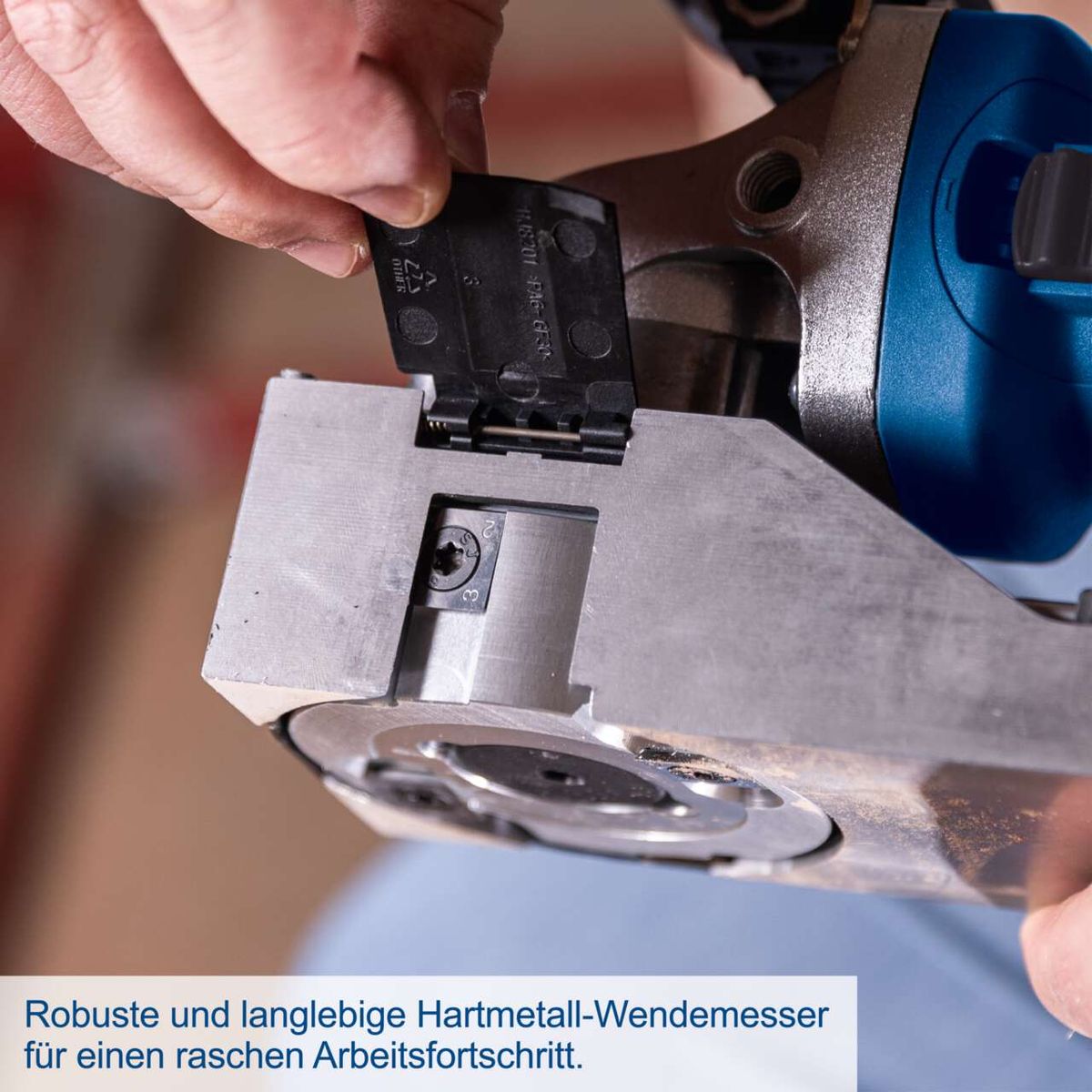 Robuste und langlebige Hartmetall-Wendemesser für einen raschen Arbeitsfortschritt. Die Lackfräse LFR720 Scheppach verfügt über stufenlose Einstellung der Frästiefe von 0-0,3mm und eine Softgrip-Oberfläche.