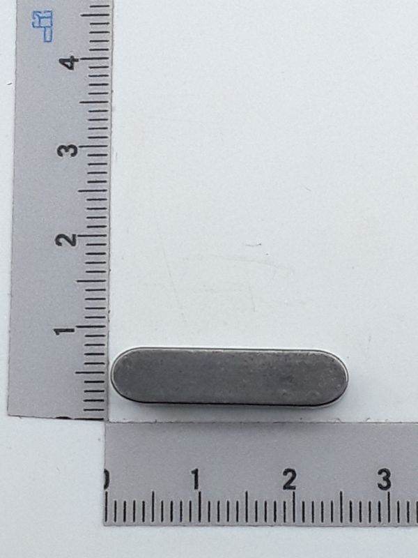 Passfeder A6x6x20, gezeigt von der Seite neben einem Lineal zur Größenveranschaulichung.