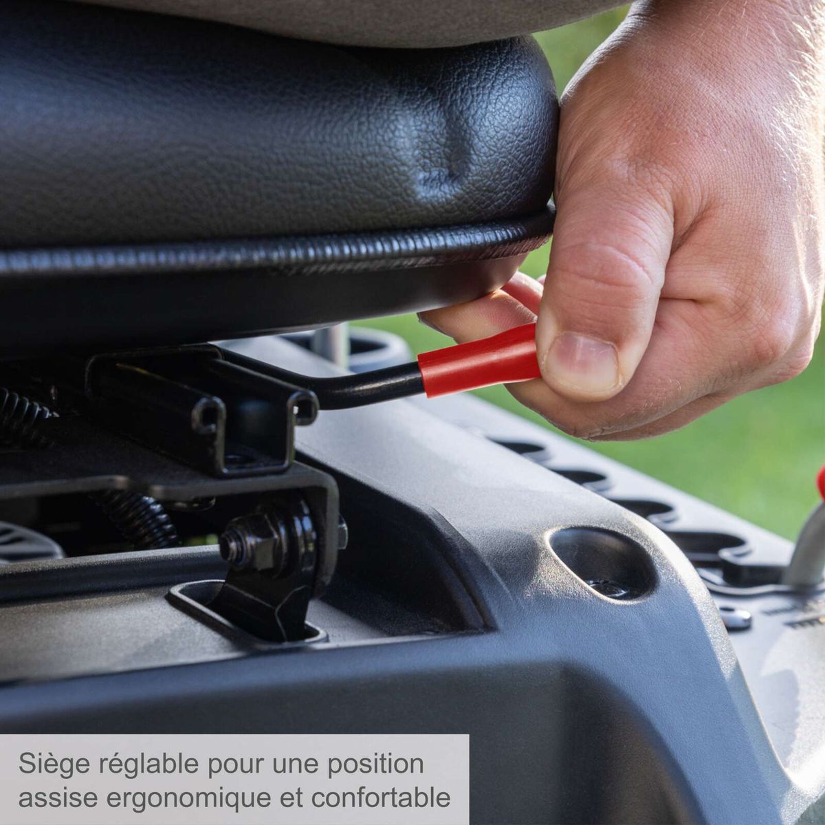 Der Sitz ist verstellbar für eine ergonomische und bequeme Sitzposition.