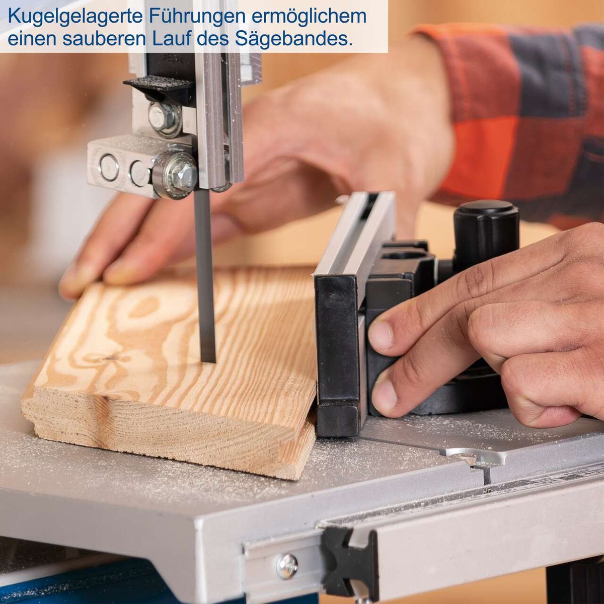 Kugelgelagerte Führungen ermöglichen einen sauberen Lauf des Sägebandes. Die Bandsäge HBS400 von Scheppach bietet eine maximale Durchlasshöhe von 175 mm und ist mit einem 750W Motor ausgestattet.