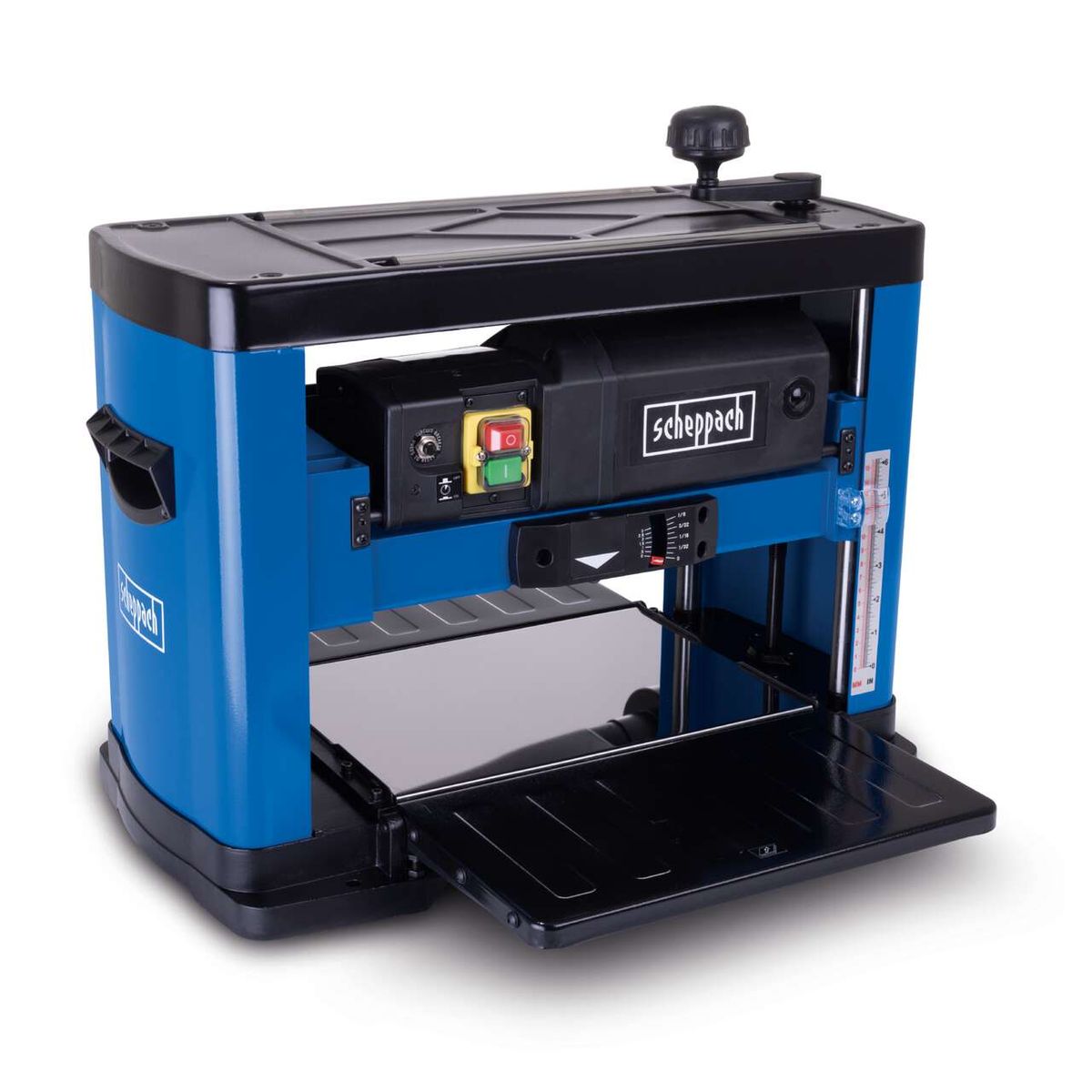 The Scheppach thickness planer PLM1800 with integrated dust extraction system and height adjustment for precise planing. The machine features a large adjustment range and a robust construction.