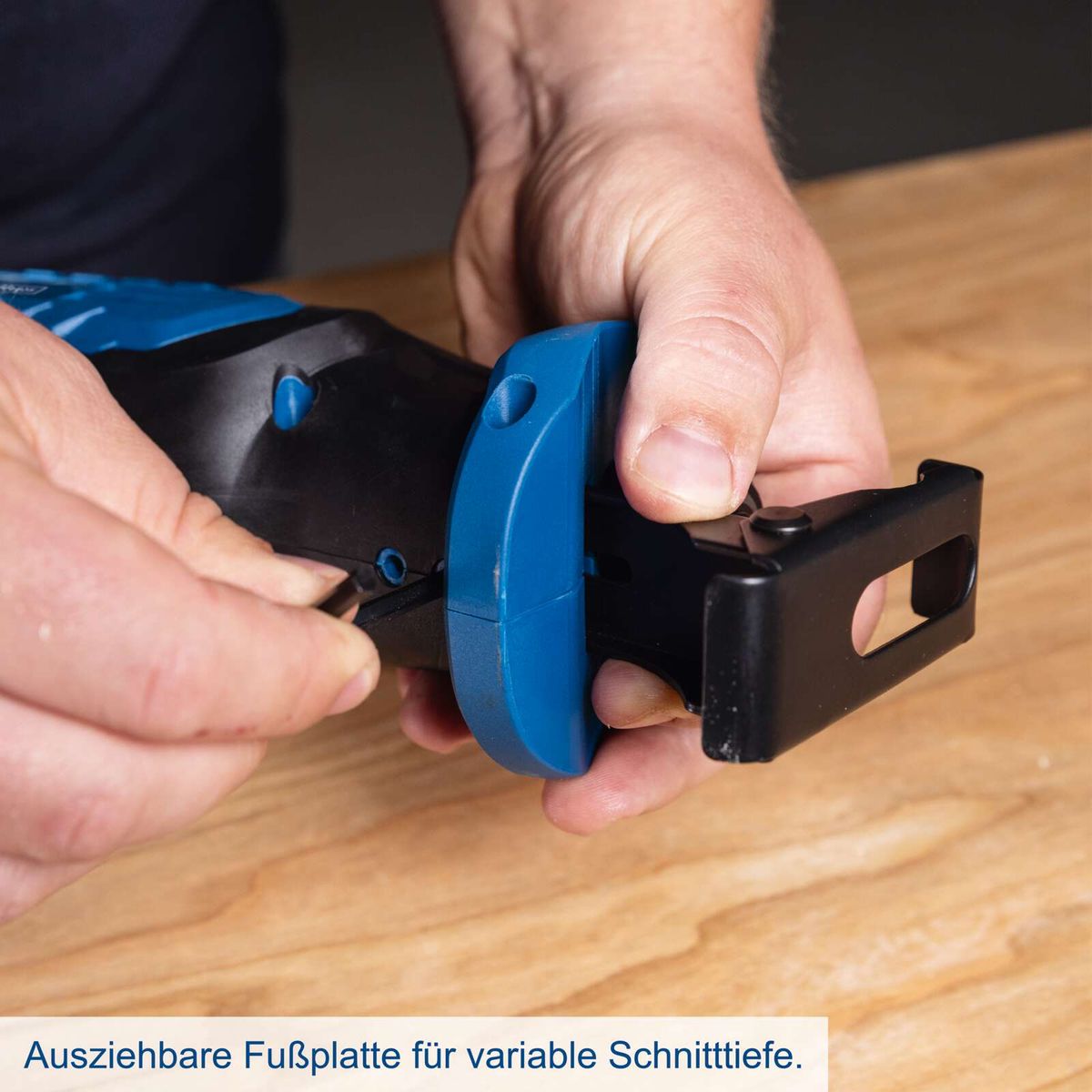 Ausziehbare Fußplatte für variable Schnitttiefe der Scheppach Akku-Säbelsäge