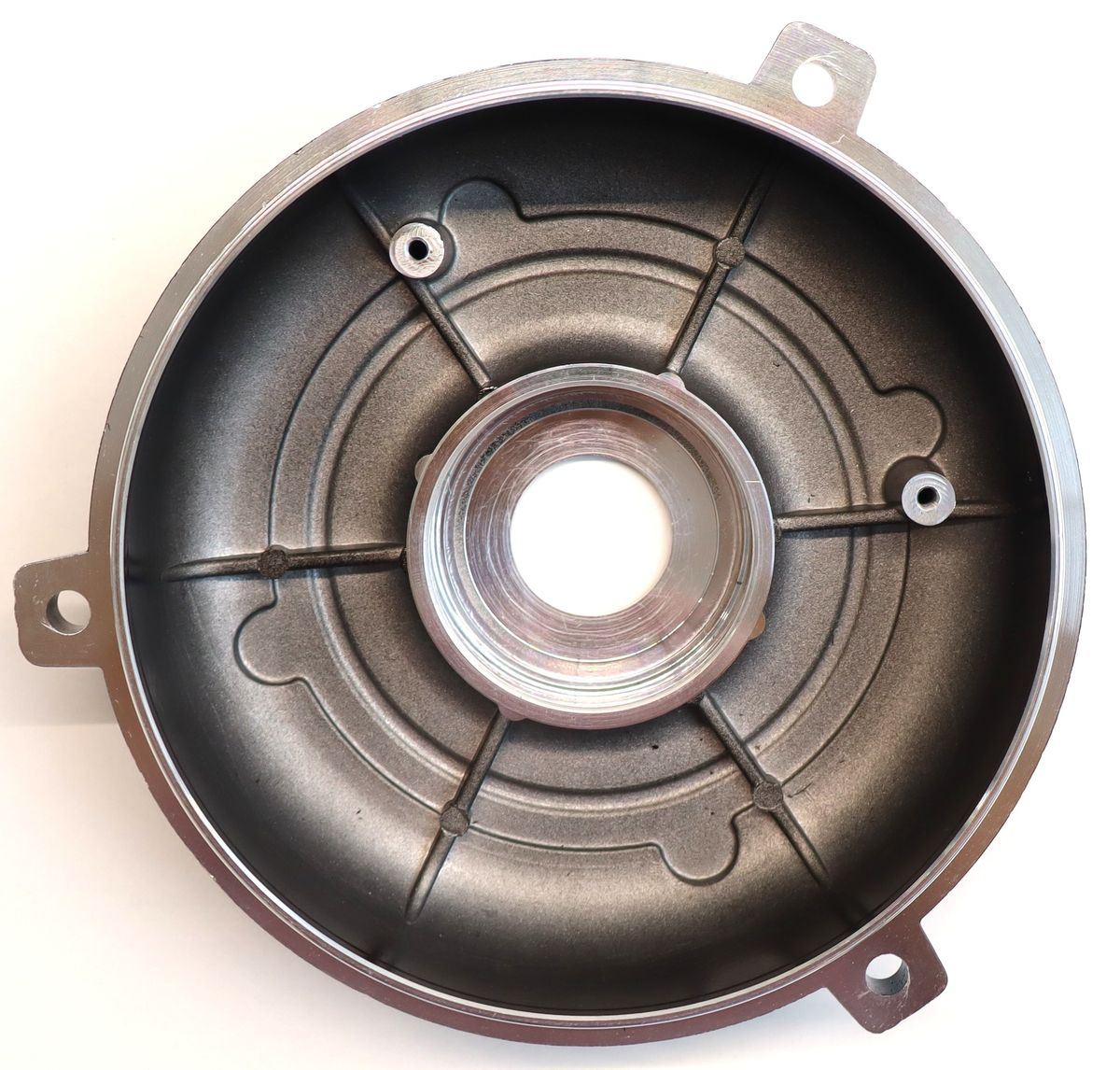 Motorabdeckung von Scheppach, Ansicht von oben. Metallring mit zentraler Öffnung und Befestigungslaschen.