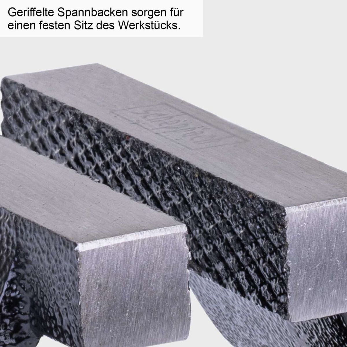 Der Schraubstock ASV125 von Scheppach verfügt über geriffelte Spannbacken für einen festen Sitz des Werkstücks.