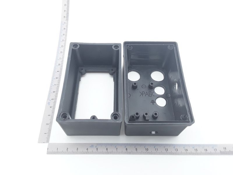 Schaltergehäuse mit Montageöffnungen und Durchgangsbohrungen für Schalterkomponenten