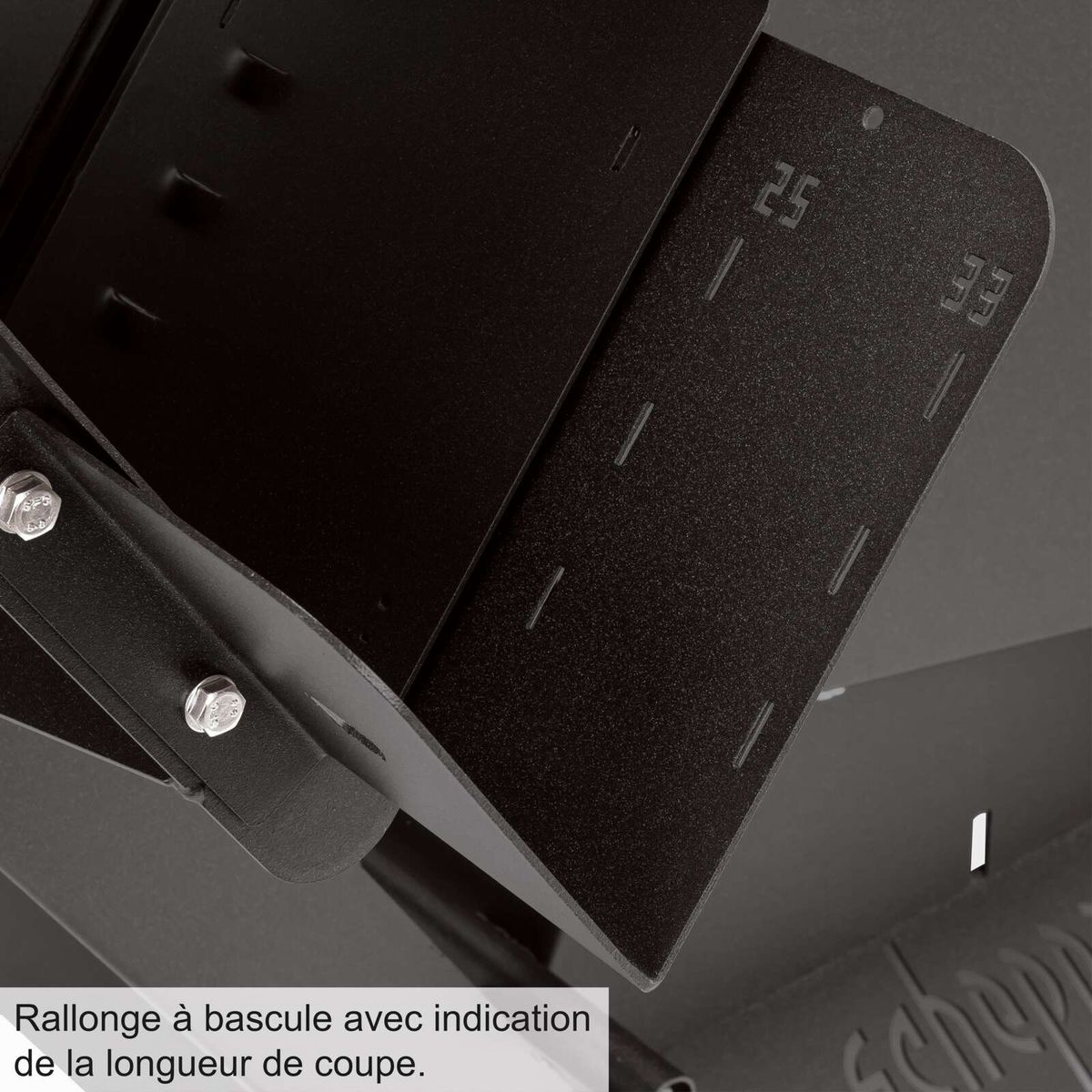 Die Wippsäge WOX D700 Black Edition verfügt über eine Kippverlängerung mit Anzeige der Schnittlänge.