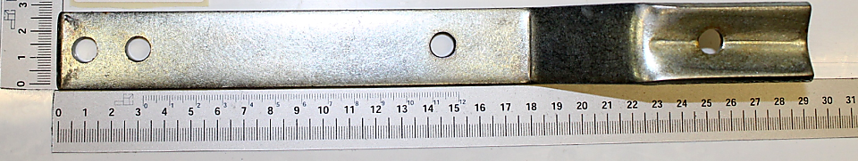 Befestigungsplatte mit zwei Löchern und einer Skala im Hintergrund. Die Platte ist etwa 30 cm lang.