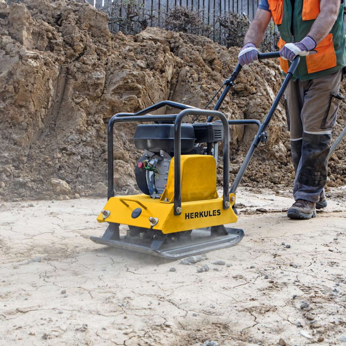 Die Scheppach Rüttelplatte HP1800S mit 6,5 PS, 84 kg Gewicht und 23.000 N Zentrifugalkraft. Inklusive Fahrwerk und Gummimatte für optimale Vibration und einfache Handhabung.