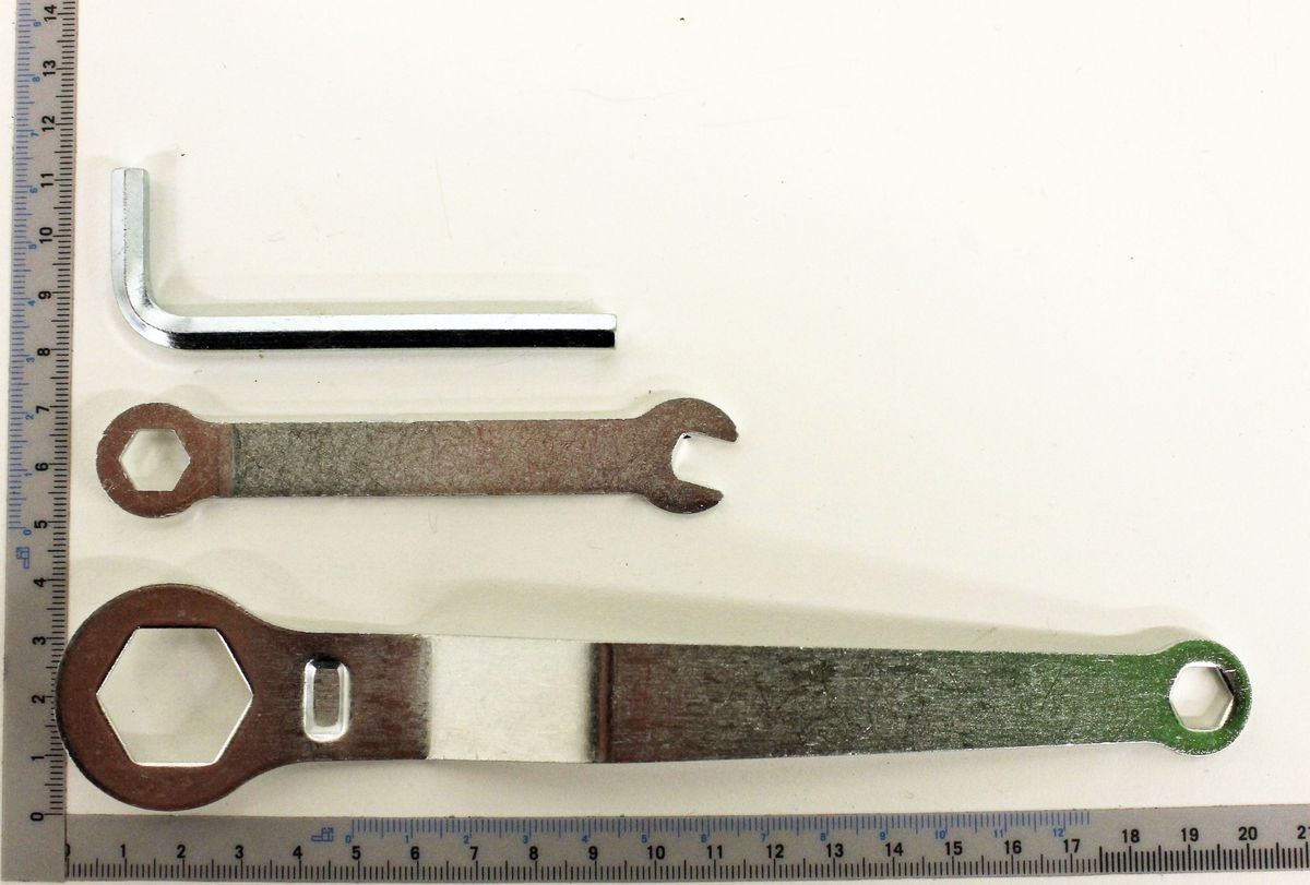 Ein Messschieber mit Millimeter-Skala, der von vorne gezeigt wird. Das Produkt ist Teil des Beipackbeutels Werkzeug bestehend aus: Gabelschlüssel, Innensechskantschlüssel, Ringschlüssel.