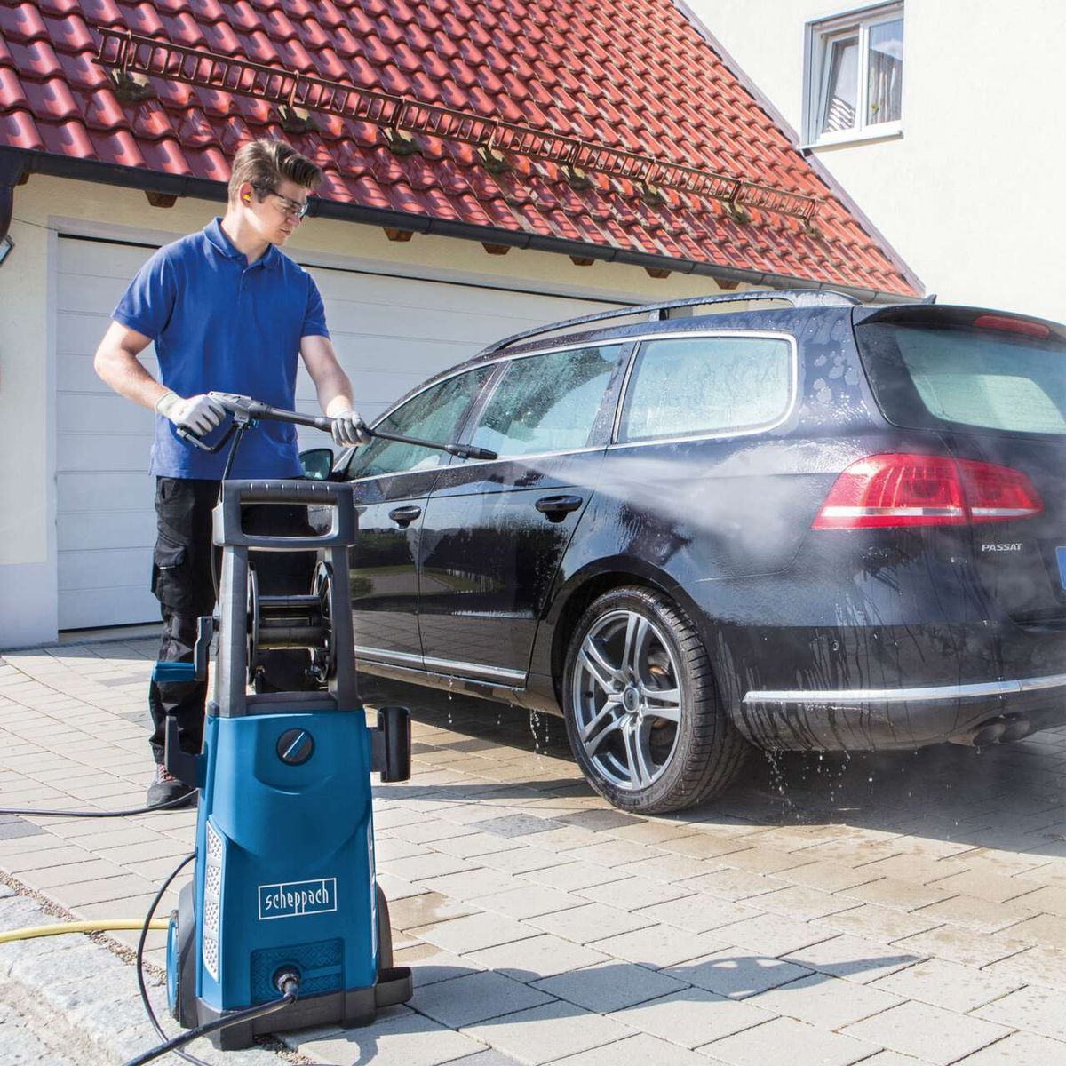 Der Scheppach Hochdruckreiniger HCE2000 mit 153 bar Druck und 2000W Leistung. Inklusive 8m Schlauch und Zubehör. Ideal für die Reinigung von Fahrzeugen und Außenflächen.