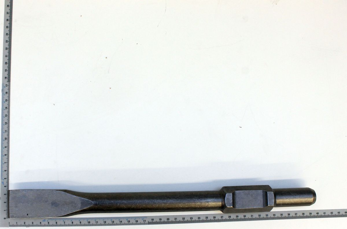Flachmeißel SDS Max von Scheppach, Ansicht von der Seite, Länge ca. 38 cm.