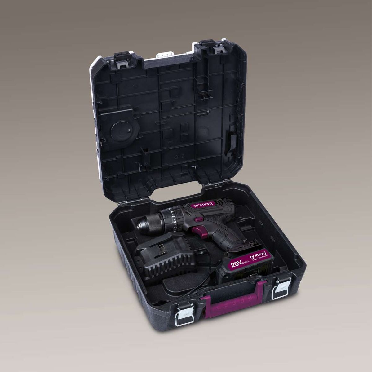 Mobile Werkstatt GO-CSK74/1 gomag mit 20V Akku, 24V Ladegerät und Zubehör. Enthält einen Akkuschrauber mit 15+1 Torx-Bits und einem Magnetbit-Halter. Ideal für unterwegs.