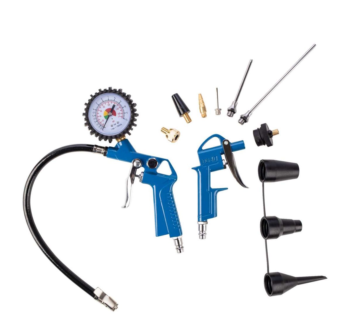 Druckluftzubehör-Set mit zwei blauen Pistolen, einem Messgerät und verschiedenen Düsen verschiedenen Aufsätzen. Die Pistolen sind von vorne zu sehen.