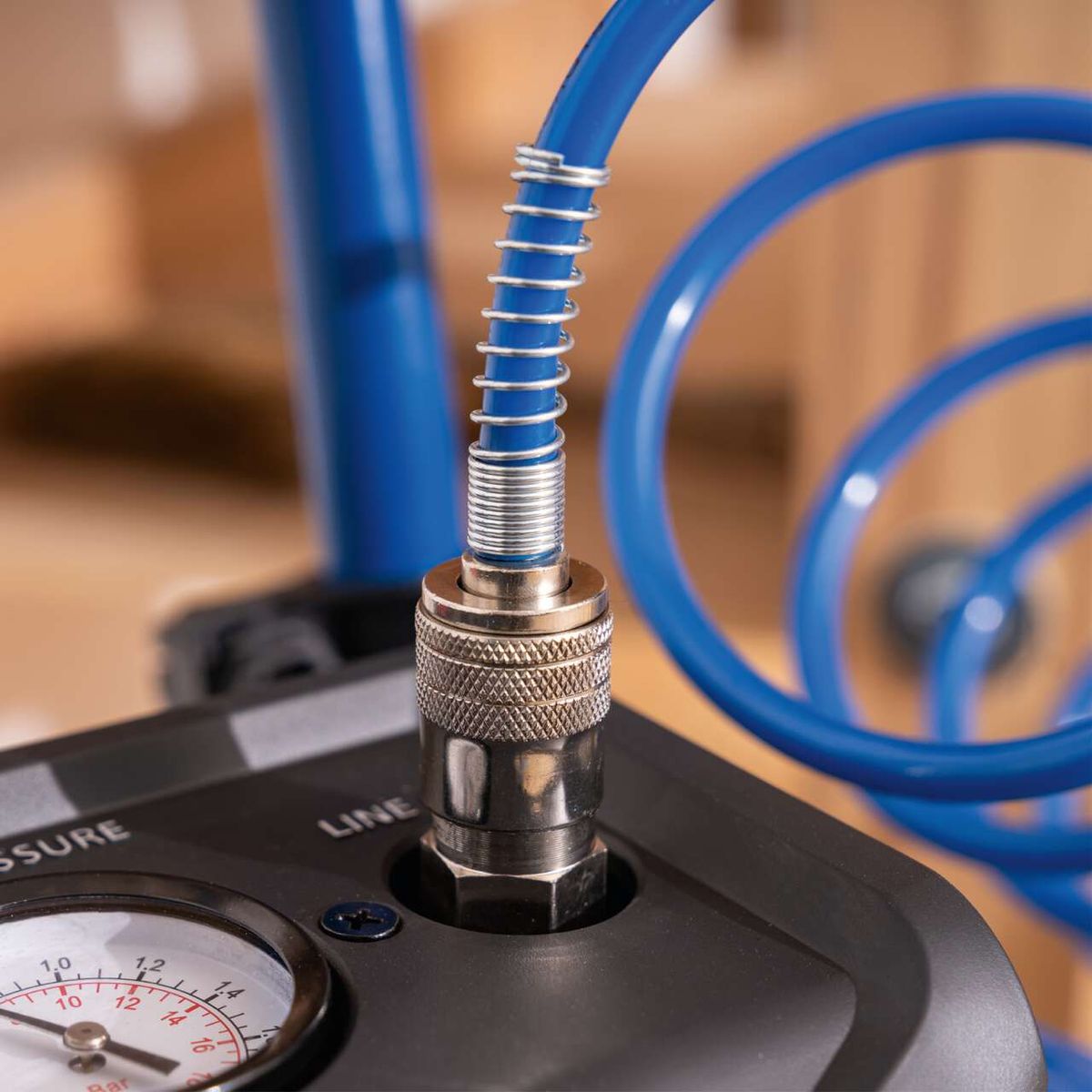 Scheppach-Kompressor mit Druckmessgerät und Schlauchanschluss für präzise Ölfreie-Betrieb