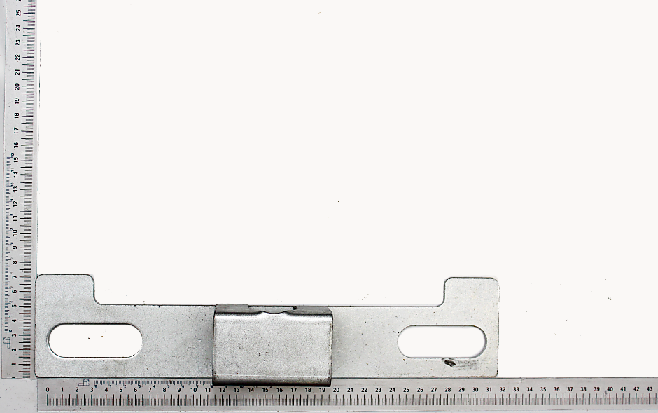 Metall-Wippe mit zwei Löchern und zentralem Schlitz, von der Seite betrachtet.