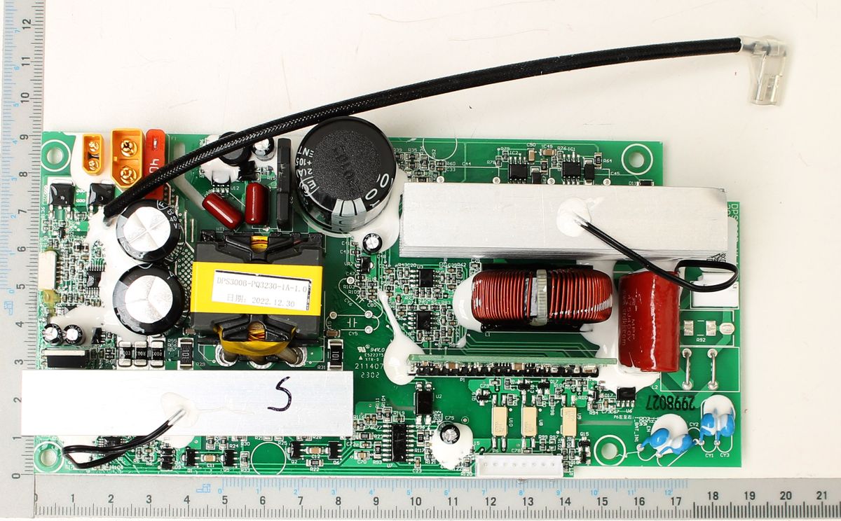 Aufgebaute Platine mit elektronischen Komponenten und Lautsprecheranschluss
