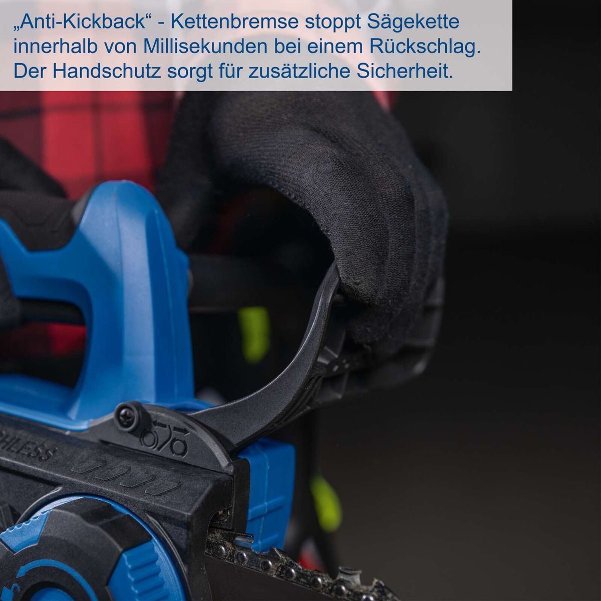 Die Akku-Kettensäge BC-TCS200-X von Scheppach verfügt über eine Anti-Kickback-Bremse, die die Sägekette innerhalb von Millisekunden bei Rückschlag stoppt. Der Handschutz sorgt für zusätzliche Sicherheit.
