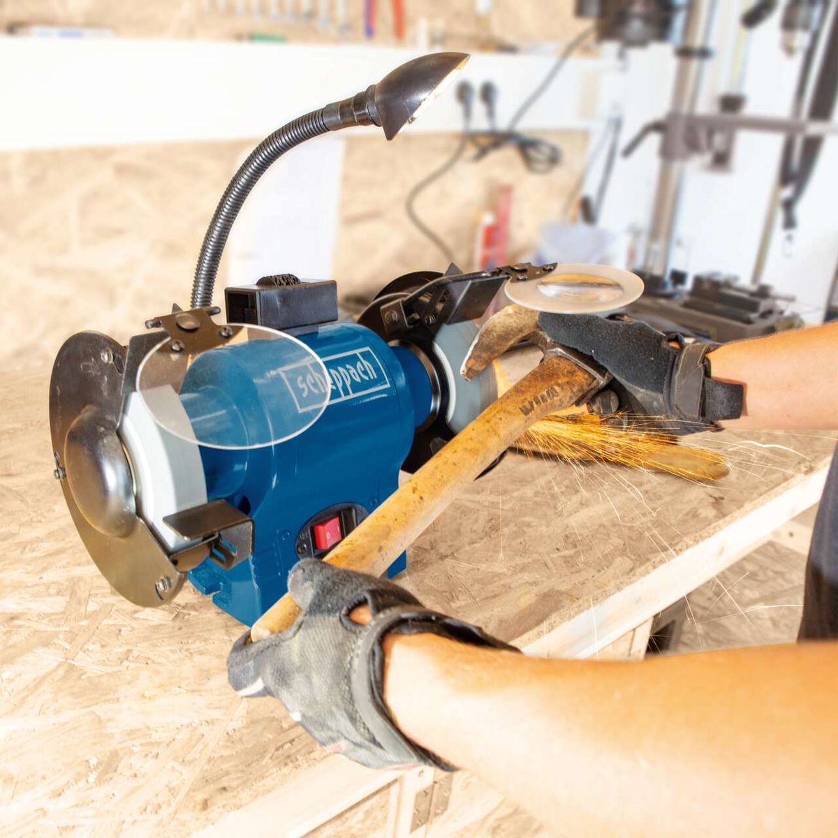 Der Scheppach Doppelschleifer BG200 verfügt über eine flexible Welle mit verschiedenen Schleifaufsätzen für präzises Arbeiten. Die Aufsätze sind sicher befestigt und ermöglichen eine stabile Handhabung. Ideal für verschiedene Schleifarbeiten.