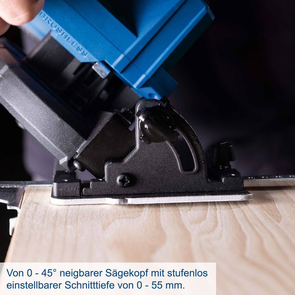 Neigbarer Sägekopf von 0° bis 45° mit stufenlos einstellbarer Schnittiefe von 0 bis 55 mm für Akku-Handkreissäge