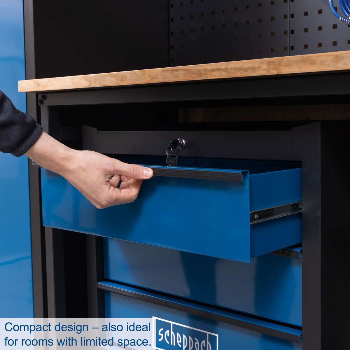 Das Werkstatt-Komplett-Set GWS08 von Scheppach bietet ein kompaktes Design, ideal für Räume mit begrenztem Platz. Es umfasst 8 Teile, darunter Werkstattwagen, Werkstattschrank, Werkzeugwand und Werkbank. Die Abmessungen betragen 2360x500x2050mm.