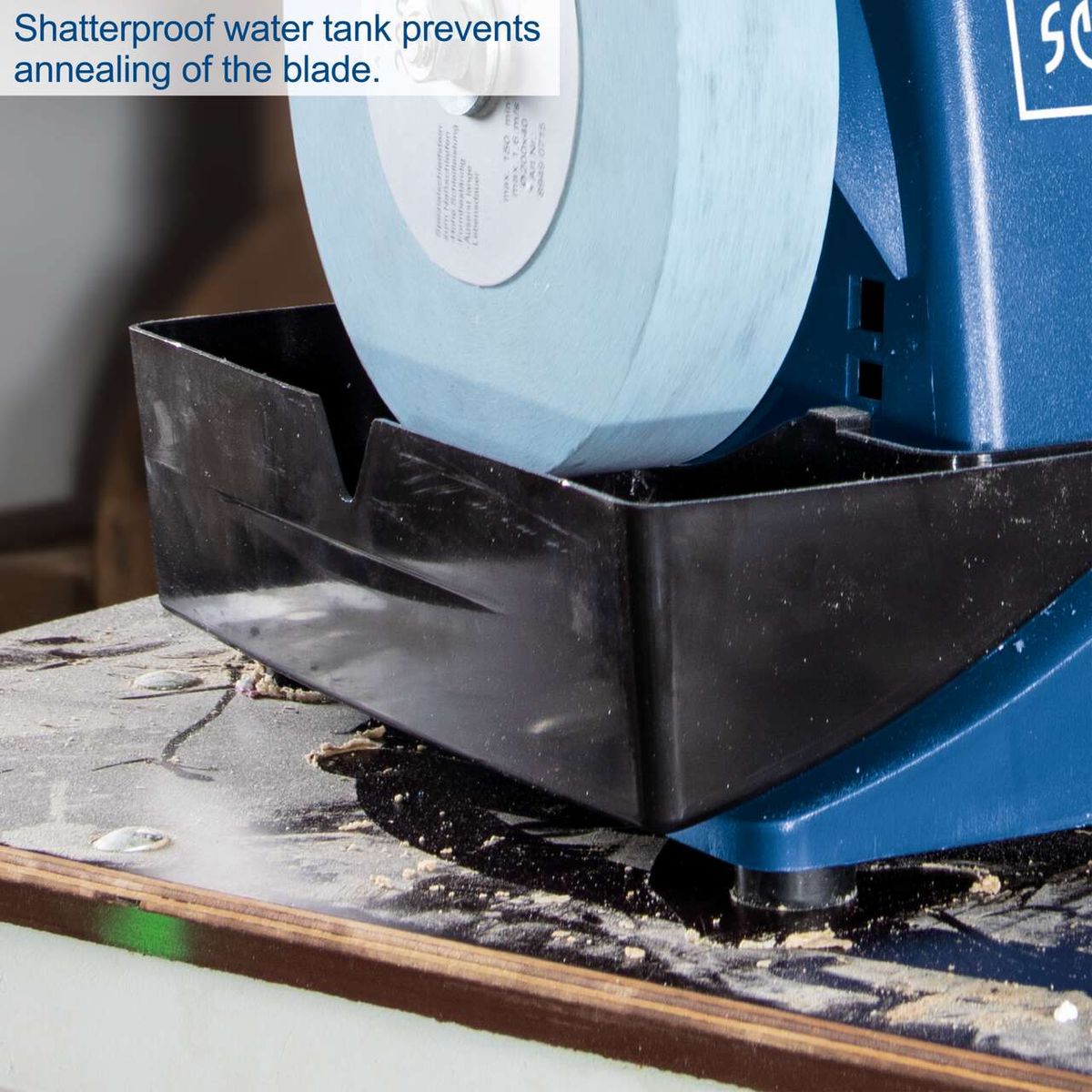 The Wet Grinding System TIGER 2000S by Scheppach features a shatterproof water tank that prevents annealing of the blade.