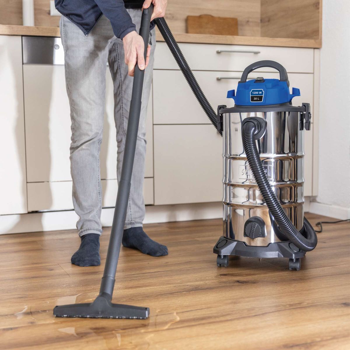 Der Scheppach Elektro Nass-/Trockensauger VC30v2 mit 1200W Leistung, 2m Schlauchlänge, 3m Anschlusskabel und 30L Fassungsvermögen bietet eine Saugleistung von 20kPa für effektive Reinigung.