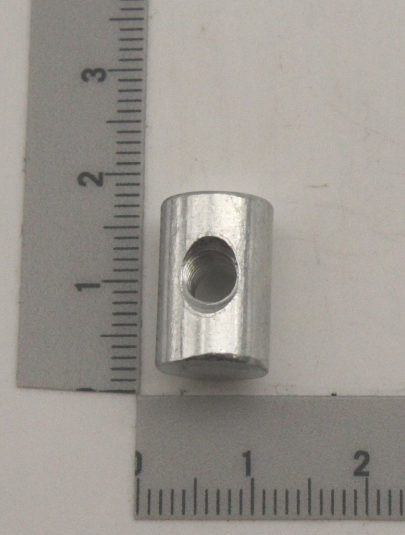 Ein Gewindebolzen mit metrischem Gewinde, von vorne fotografiert. Die Länge beträgt 1,5 Zentimeter.