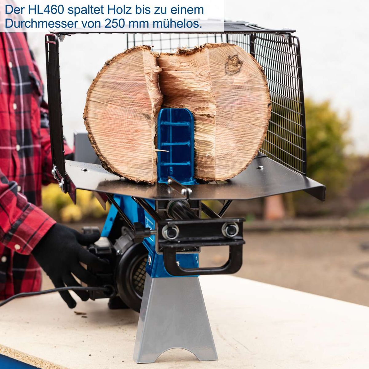 Der Holzspalter HL460 spaltet Holz bis zu einem Durchmesser von 250 mm mühelos. Die Spaltkraft beträgt 4 Tonnen und die Holzlänge bis zu 370 mm.
