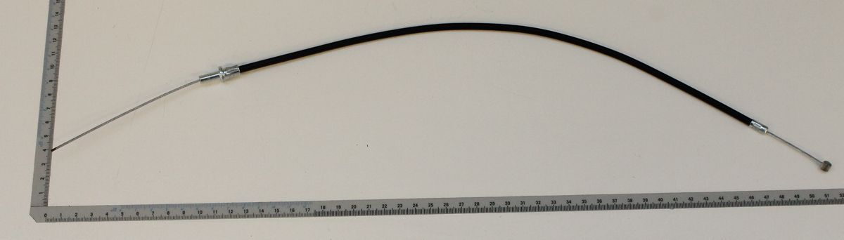 Gaszug mit Messskala im Hintergrund. Der Gaszug ist von links nach rechts ausgerichtet.