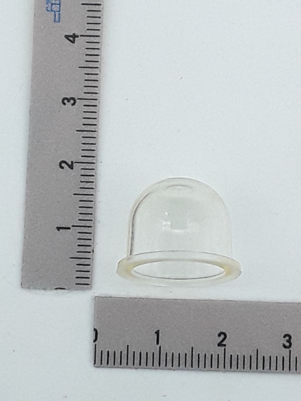 Primerpumpe für Vergaser, Ansicht von der Seite. Die Pumpe ist etwa 2,5 Zentimeter hoch.