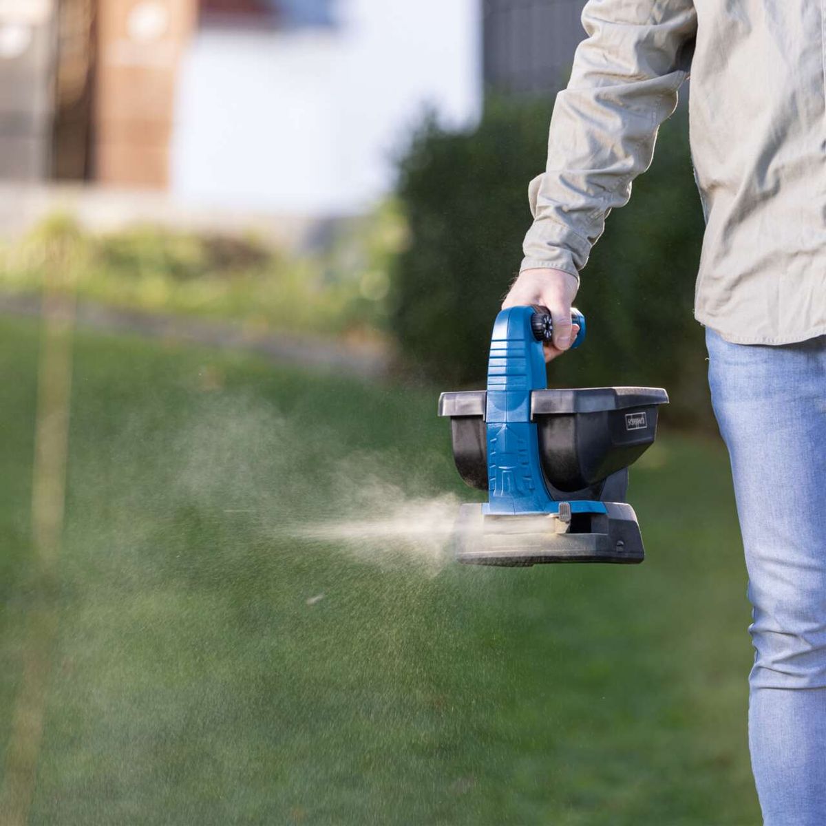 Der Akku-Handstreuer C-GSP800-X von Scheppach hat eine Streubreite von 5 Metern und ein Fassungsvermögen von 3,5 Litern. Die Flächenleistung beträgt 800 Quadratmeter.