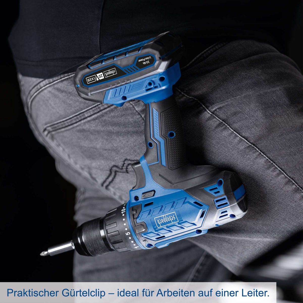 Praktischer Gürtelclip für Arbeitsgeräte, ideal für den sicheren Transport auf Leiter