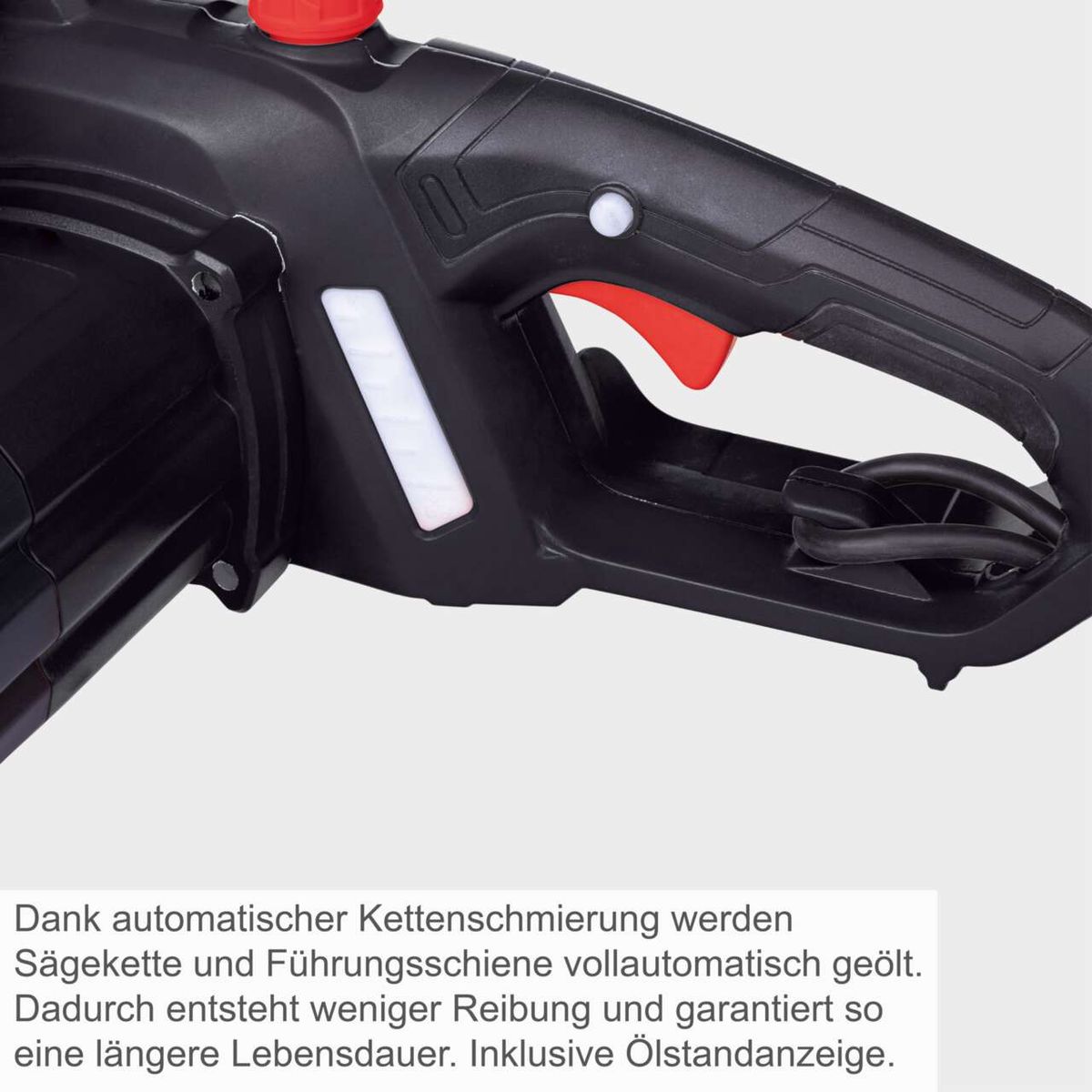 Die Elektro-Kettensäge CSE2200 von Scheppach verfügt über eine automatische Kettenschmierung, die Sägekette und Führungsschiene vollautomatisch ölt. Dies reduziert Reibung und verlängert die Lebensdauer. Inklusive Ölstandanzeige.