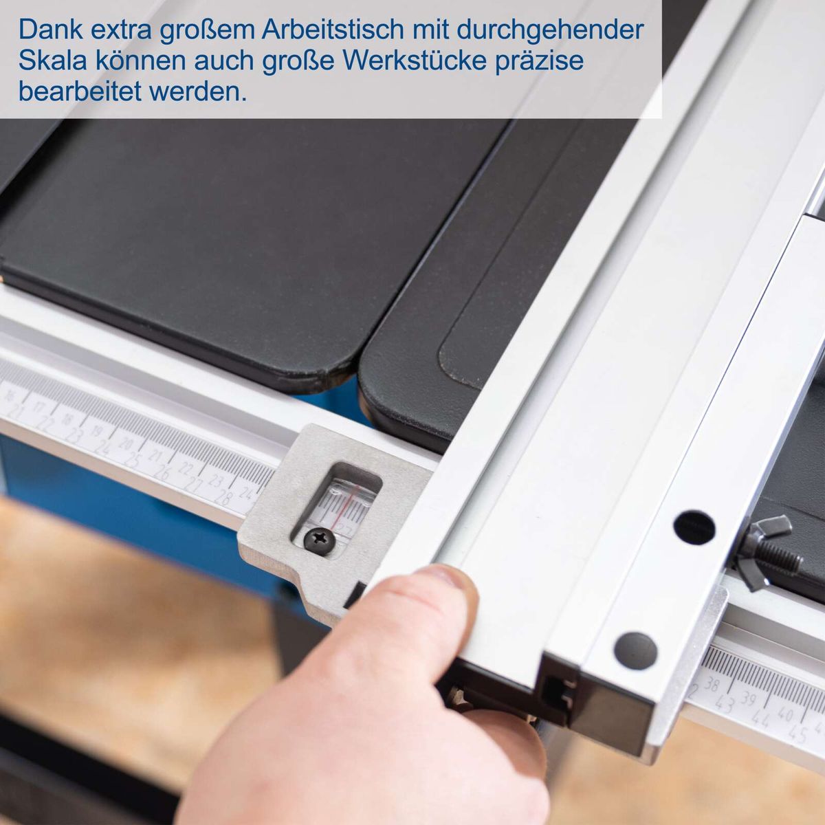 Dank extra großem Arbeitstisch mit durchgehender Skala können auch große Werkstücke präzise bearbeitet werden.