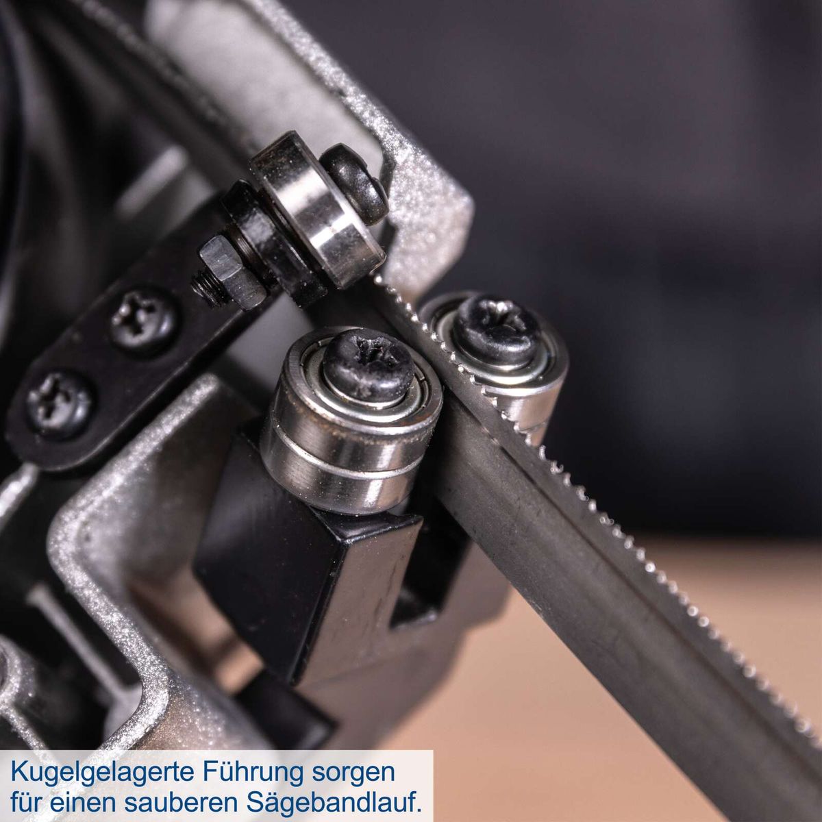 Kugellagergestützte Führung für präzisen Sägebandlauf in der Metallbandsäge