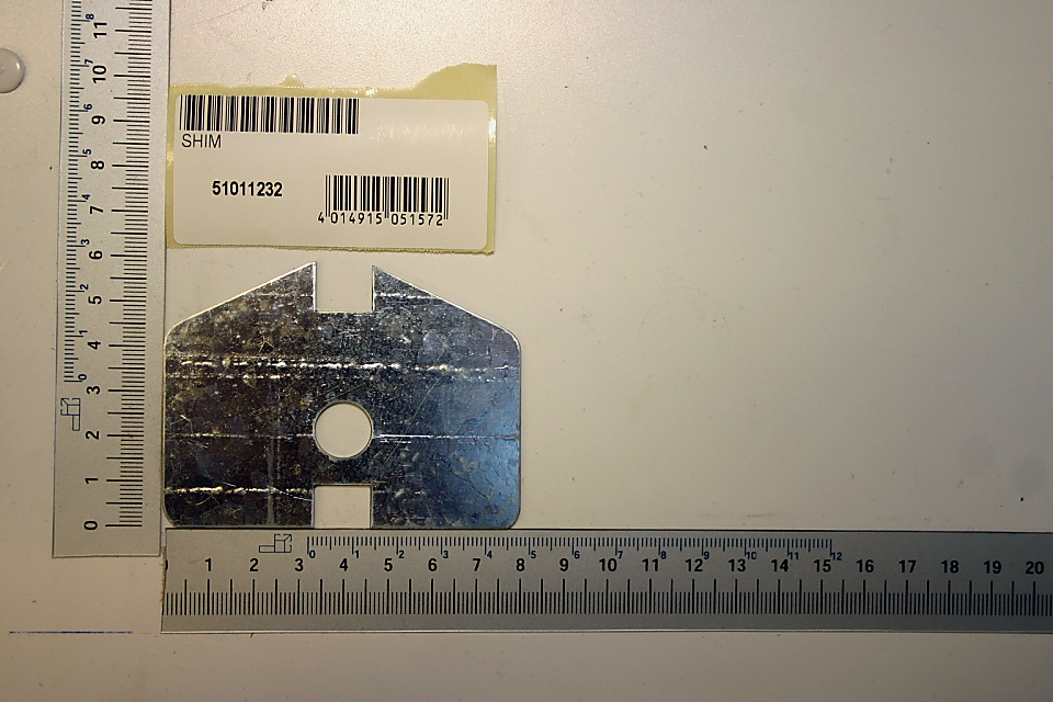 Ausgleichplatte mit Loch und Befestigungspunkt, von oben fotografiert. Artikelnummer 51011232.