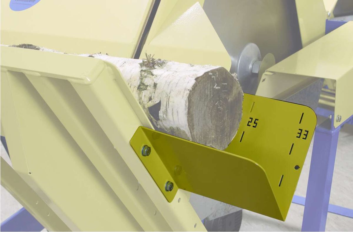 Wippenverlängerung KW7/KWZ 7 von Scheppach. Ein Holzstamm wird in die Maschine eingespannt.