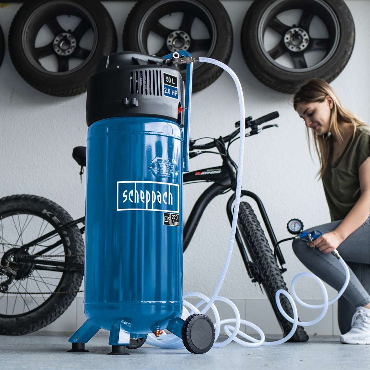 Der Scheppach Kompressor HC51V mit 50 Liter Tank, 2,0 HP Leistung und 10 bar Druck. Inklusive 13-teiligem Set und 10m Schlauch. Ölfrei und ideal für Heimwerker.