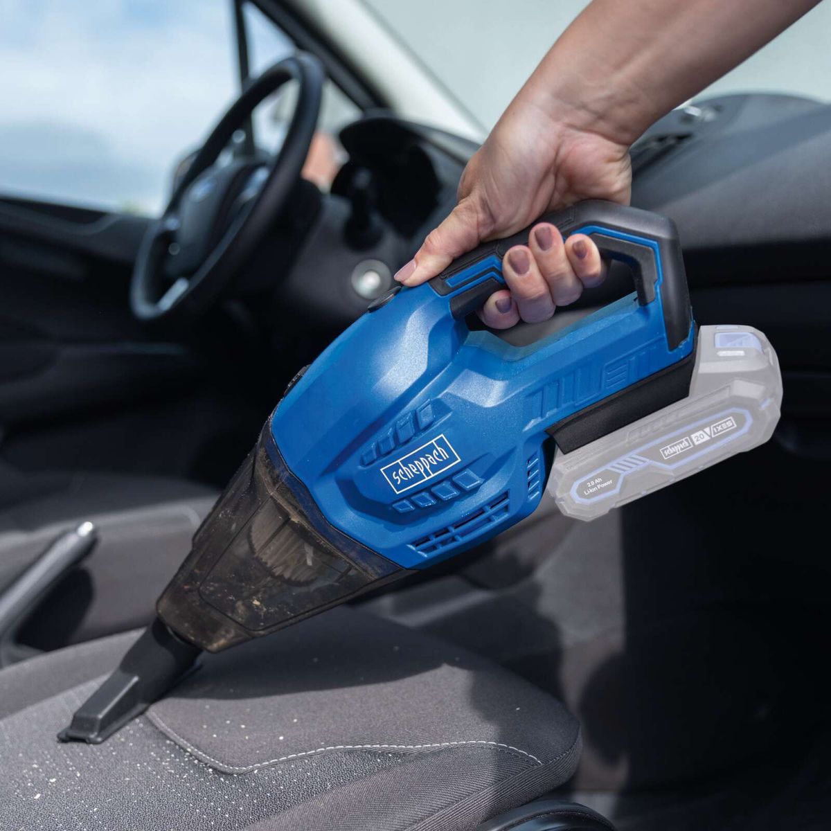 Der Scheppach Akku Handstaubsauger C-HVC150-X mit 560ml Fassungsvermögen, Faltenfilter F9 Filterklasse und 10kPA Saugleistung. Ohne Akku & Ladegerät.