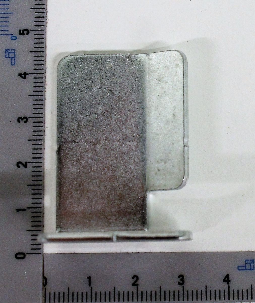 Ein weißer Winkelmaßstab mit Zentimeter- und Millimeter-Einteilung. Der Maßstab ist von links oben nach rechts unten ausgerichtet.