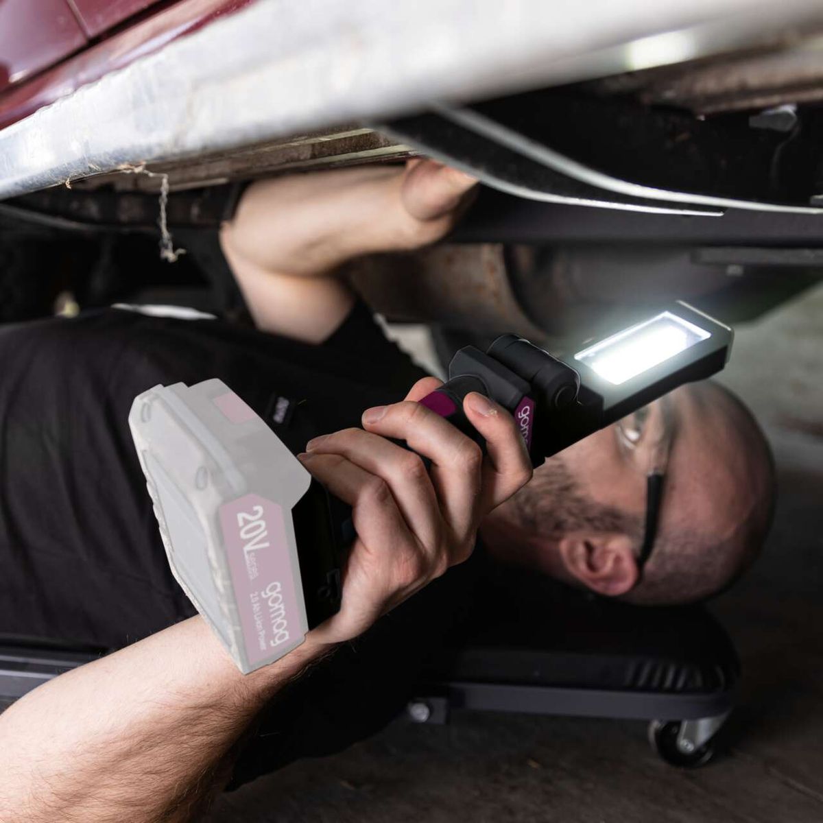 Die Akku-Arbeitsleuchte GO-AL20 gomag hat eine 20V Batterie und eine helle LED-Beleuchtung. Sie ist ideal für präzise Arbeiten in dunklen Bereichen.
