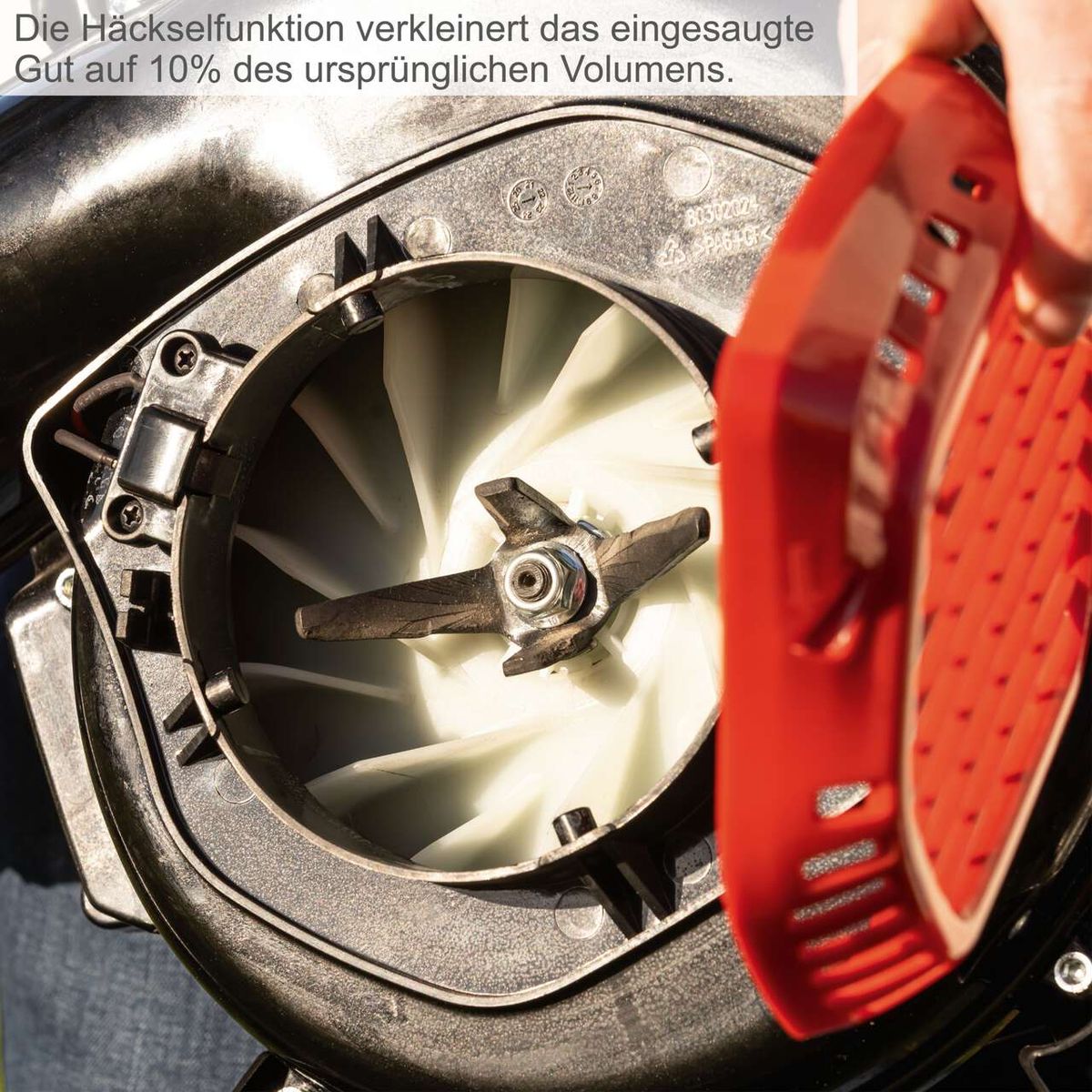 Häckselfunktion reduziert das angesaugte Material auf 10 % des ursprünglichen Volumens