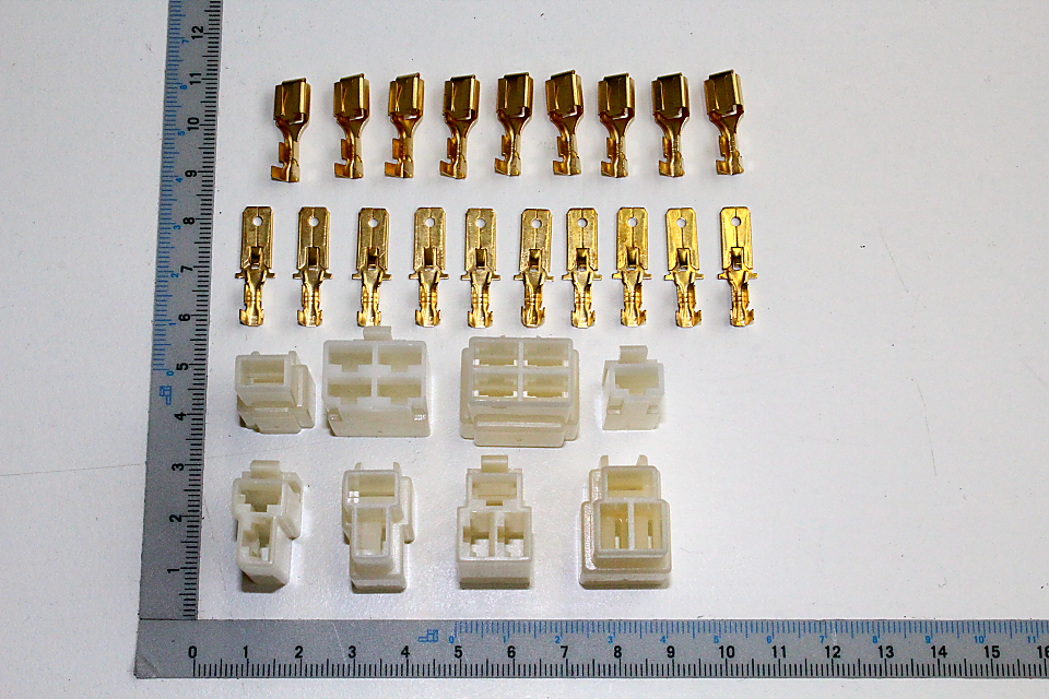Verbindungsset kpl. mit verschiedenen goldenen und weißen Steckverbindern, neben einem Lineal zur Größenveranschaulichung.
