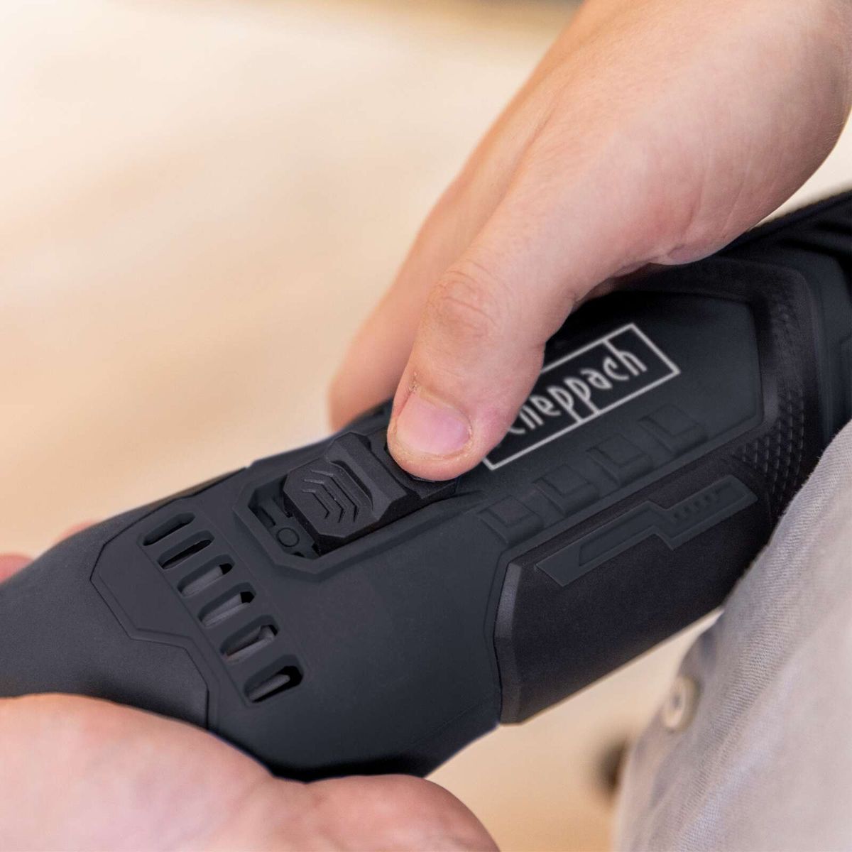 Scheppach-Bürstenschleifer mit ergonomischem Griff und Bedienelementen für variable Einstellungen