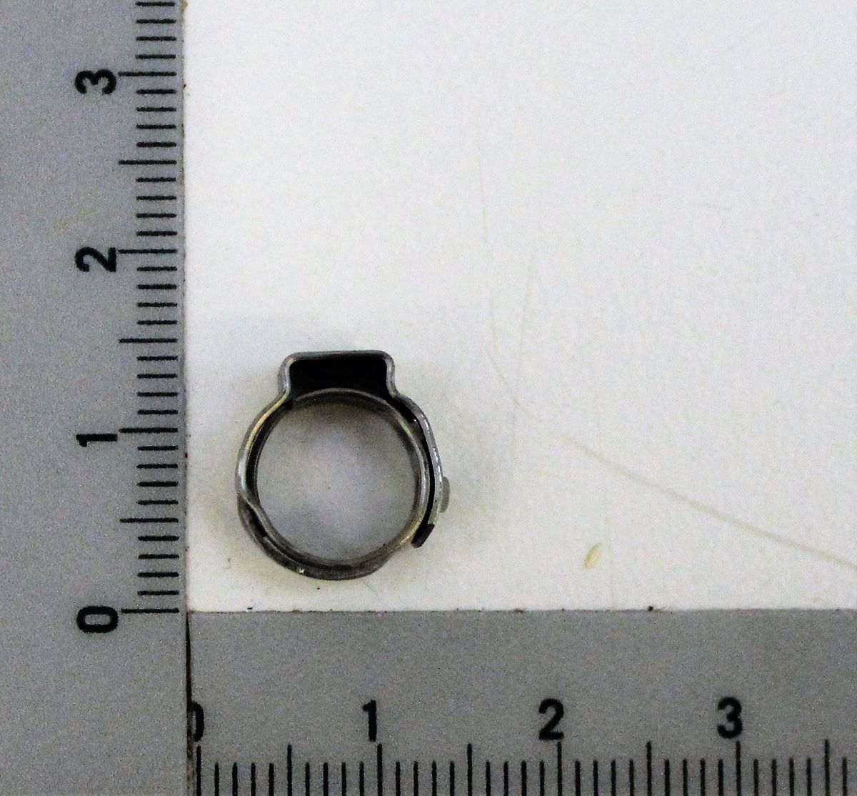 Scheppach-Schlauchschelle mit Maßstab für Schlauch Ø 8 mm, Detailansicht