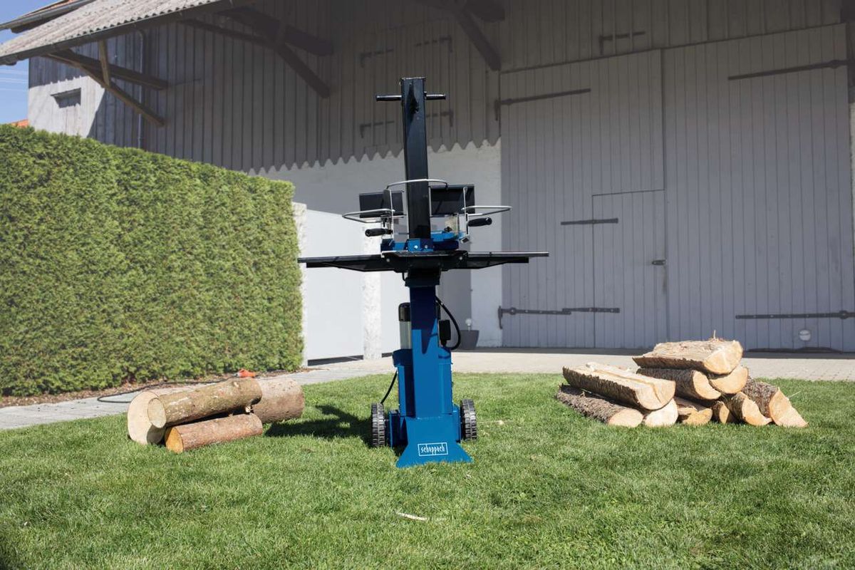 Stehendes Scheppach-Holzspalter HL730 mit Holzstapel und Lagerplatz für Spaltholz