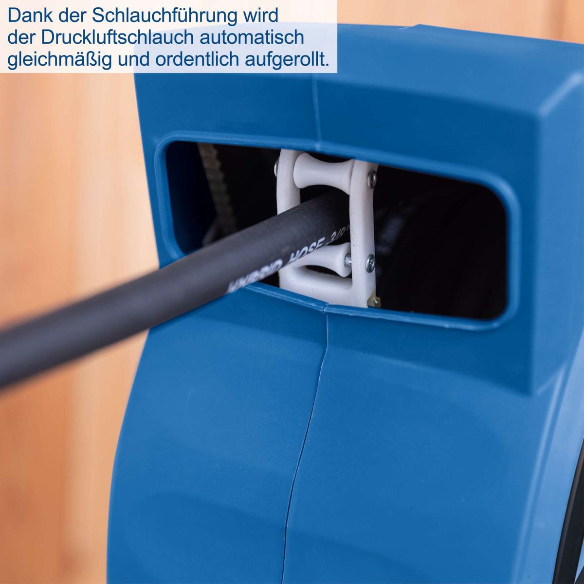 Dank der Schlauchführung wird der Druckluftschlauch automatisch gleichmäßig und ordentlich aufgerollt.